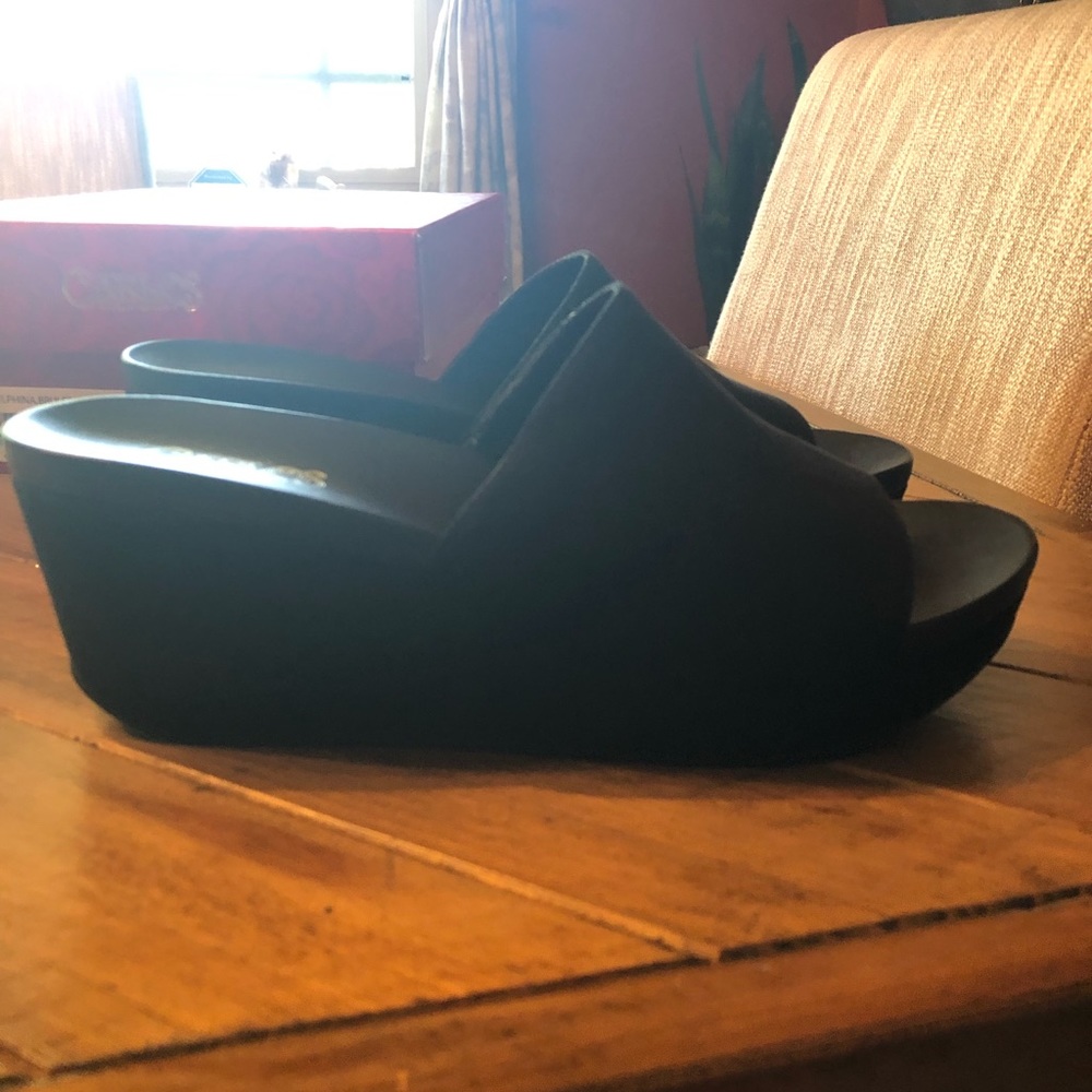 Black Carlos Santana wedge heels. - Picture 6 of 7